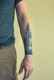 Padrão de tatuagem de floresta negra escura de braço masculino