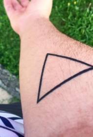 једноставан дизајн црног троугла узорак за тетоважу руку