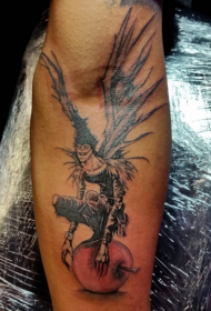 Uzorak tetovaže demona u boji ruke i jabuke