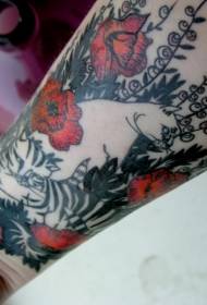 klenge Arm Spaass faarweg Kaz Tattoo Muster a Poppies