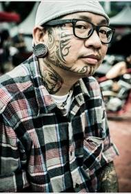 mužská tvár čierna tribal totem tetovanie vzor