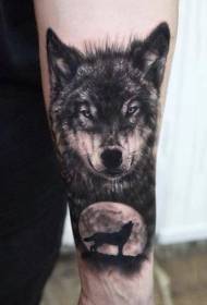 armmåne i det mörka Wolf-tatueringsmönstret