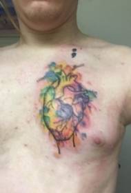 immagini di tatuaggi di linee astratte sfumate dipinte sul petto di ragazzi