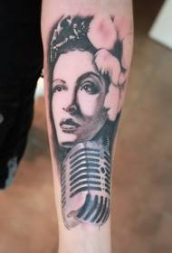 armold School svart-hvitt kvinne portrett mikrofon tatoveringsmønster