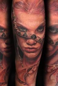 kolor delikatny portret kobiety z wzorem tatuażu węża