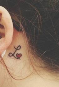 女孩在耳朵後面黑花身體英語和紅色的心紋身圖片