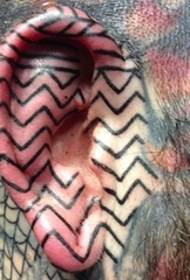 crna tetovaža ličnosti na licu uha, geometrijski uzorak tetovaže