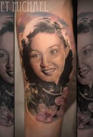 belo retrato feminino chinês com padrão de tatuagem de flor