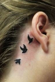 модел на татуировка на птици зад ухото на дамата