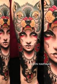model modeli tatuazh portreti nga gruaja me cigare me ngjyrë