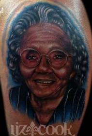古いおばあちゃんの色の肖像画のタトゥーパターン