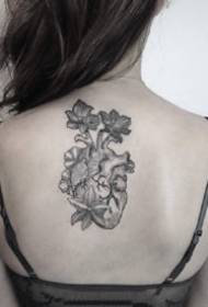 Tatuaggio cuore: set grigio nero di disegni di tatuaggi cuore schizzo