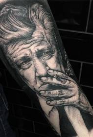 rankos senosios mokyklos juodas rūkymas vyro portretas tatuiruotės modelis