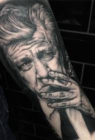 braccio tatuaggio old school modello uomo nero fumo tatuaggio