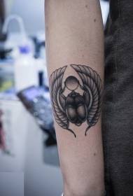 arm svartvita scarab tatueringsmönster i egyptisk stil