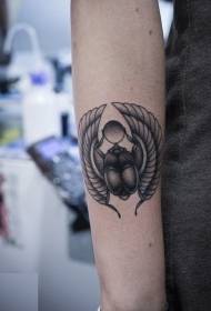 braccio tatuaggio scarabocchio bianco e nero in stile egiziano
