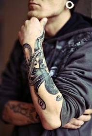 uros käsivarsi musta harmaa mustekala tatuointi malli