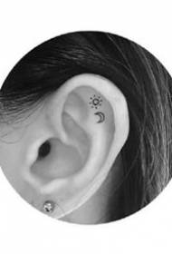 ear tattoo - กลุ่มเล็ก ๆ เรียบง่ายลายสักสด ๆ ในหู