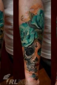 cánh tay cô gái mexican với hình xăm hoa hồng màu xanh