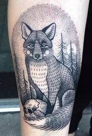 un pequeno oval de brazo pequeno e negro con patrón de tatuaxe de raposo e cráneo