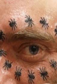 kreatywny tatuaż na powiekach