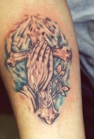 Mans de pregària i patró de tatuatge creuat