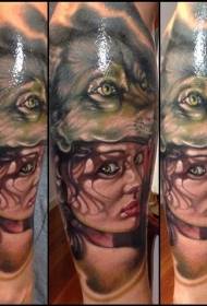 reális stílusú női portré farkas bőr sisak tetoválás mintával