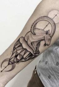 braccio nero a punta di capra grigia e motivo tatuaggio di montagna