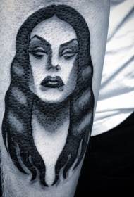 腕の黒い女性の吸血鬼の頭のタトゥーパターン