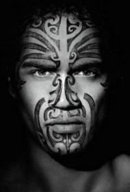 muško lice maorski ratnički totemski uzorak tetovaže