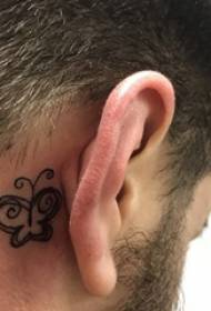 tetovált fül mögött férfi fiú a fekete pillangó tetoválás kép mögött