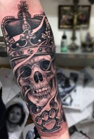 braccio tatuaggio in stile grigio nero con teschio umano e motivo tatuaggio corona