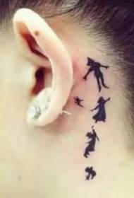 malgranda tatuaje sur la ondetoj sur la orelo