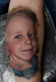 motif de tatouage garçon petit bras réaliste couleur réaliste sourire