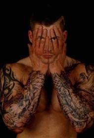 Les mains des hommes arrière merveilleux motif de tatouage portrait visage unique