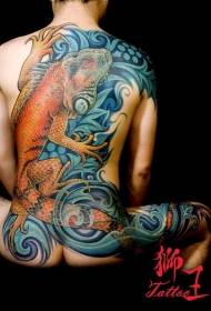 U foto di lucertole realistiche maschile è mudellu di tatuaggi ondulati