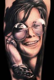 Retrato de muller con boa aparencia de cor con lentes de tatuaxe