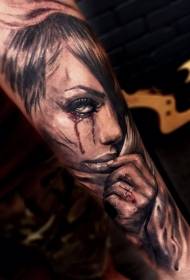 Aarm Faarf Angscht Fra Portrait mat Cross Tattoo Muster