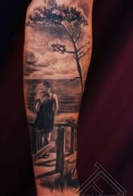 arm svart grå stil kvinner med tatovering mønster av tre og kyst