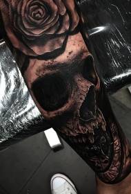 Crânio preto realista estéreo sem braços e padrão de tatuagem rosa