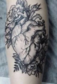 gadis betis di tusuk hitam garis abstrak tanaman dan gambar tato jantung