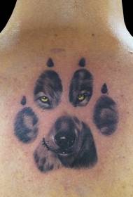 Šapa stražnje životinje odražava uzorak tetovaže vučje glave
