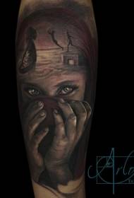 piccolo ritratto di ragazza triste nera con misterioso modello di tatuaggio ritratto