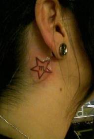 Uši za vzorem tetování malých hvězd