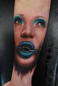 Retrat de braç de color de noia i patró de tatuatge en cadena