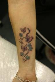 rød sommerfugl og blå blomsterarm tatoveringsmønster