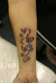 modello di tatuaggio braccio farfalla rossa e fiore blu