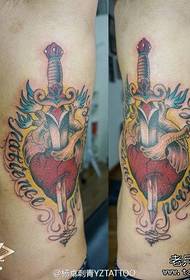 z boku w talii klasyczny sztylet wzór tatuażu serca