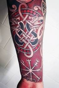 Brazo nó celta vermello con diversos deseños de tatuaxes de símbolos