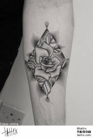 ruka crna siva tačka geometrija trnja sa uzorkom tetovaže ruža